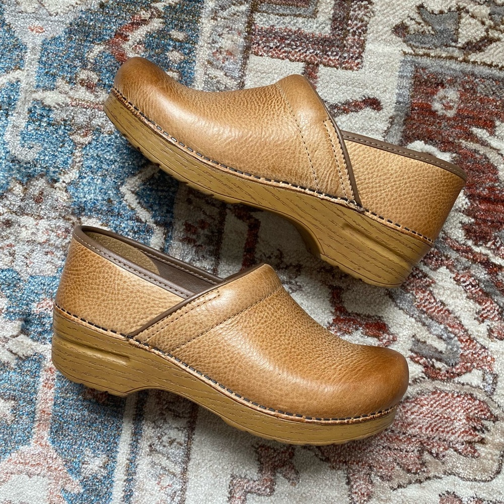Dansko Clogs Size 38 Honey Distressed